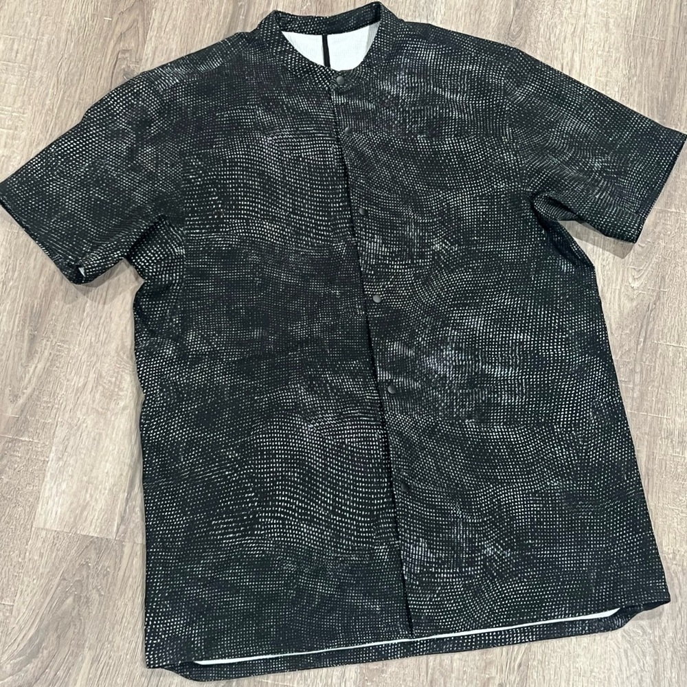 Men’s Lululemon Size Large Digital Camo Black Snap Button Performance Shirt